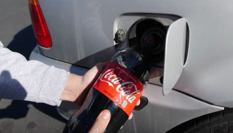 Βάζει Coca Cola στο ντεπόζιτο του αυτοκινήτου! Μόλις δείτε τι γίνεται θα μείνετε με το στόμα ανοιχτό! (ΒΙΝΤΕΟ)